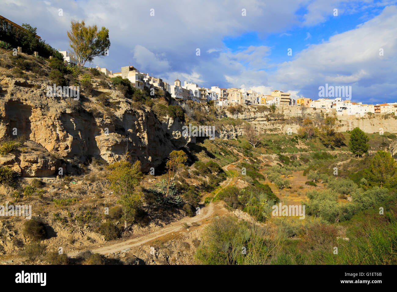 Perché sur les bâtiments bord de falaise, Sorbas, Almeria, Espagne Banque D'Images