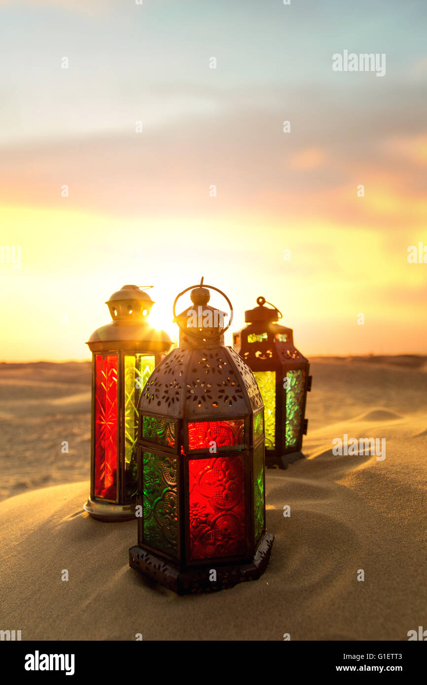 Ramadan lanterne sur le désert pendant un coucher de soleil à Dubaï Émirats  Arabes Unis Photo Stock - Alamy