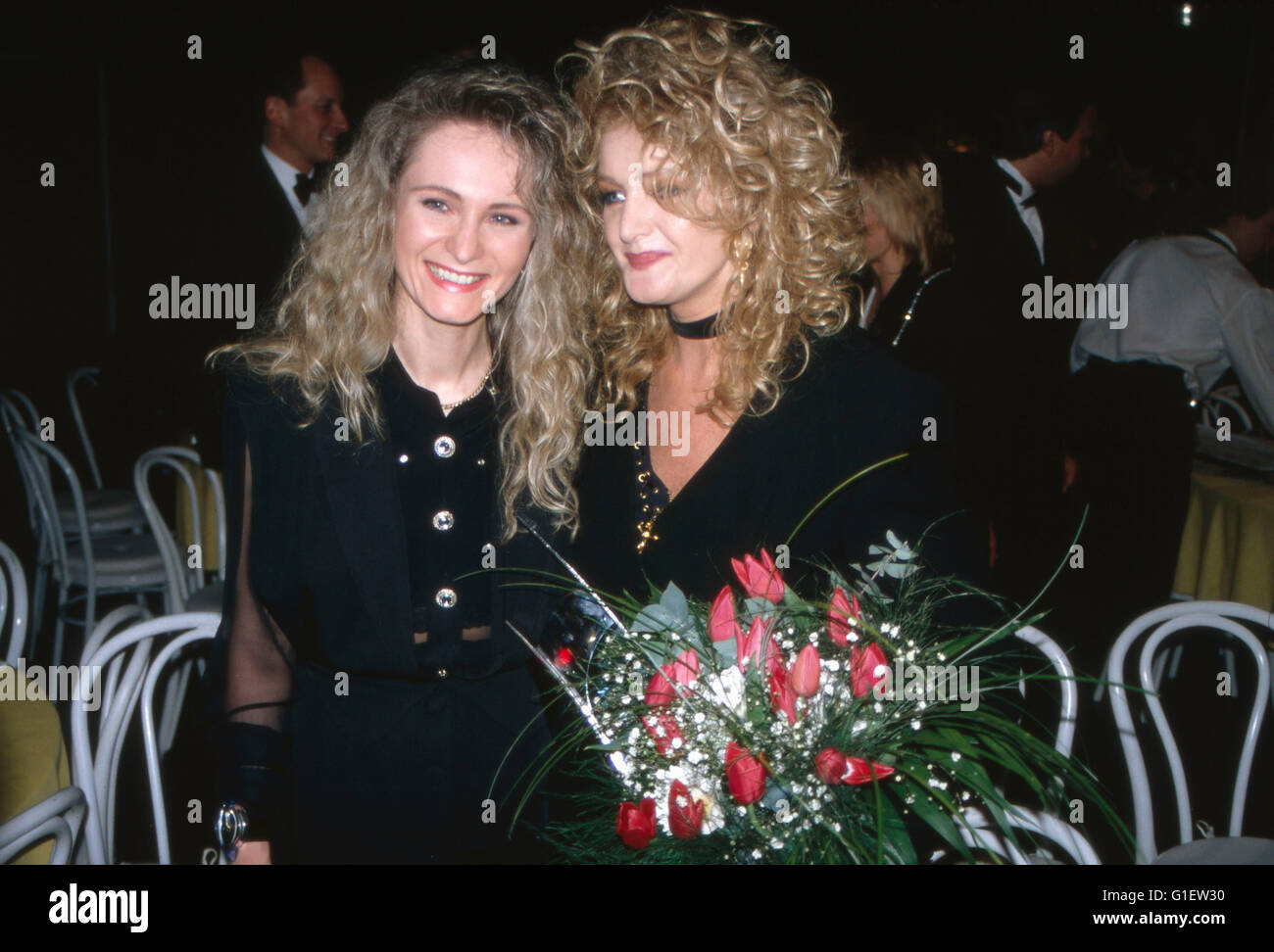 Die walisische Popsängerin Rock- und Bonnie Tyler (33) mit der deutschen Nicole Schlagersängerin, 1990er Jahre. La chanteuse pop rock gallois et Bonnie Tyler (droite) avec la chanteuse de Schlager Allemand Nicole, années 90. Banque D'Images