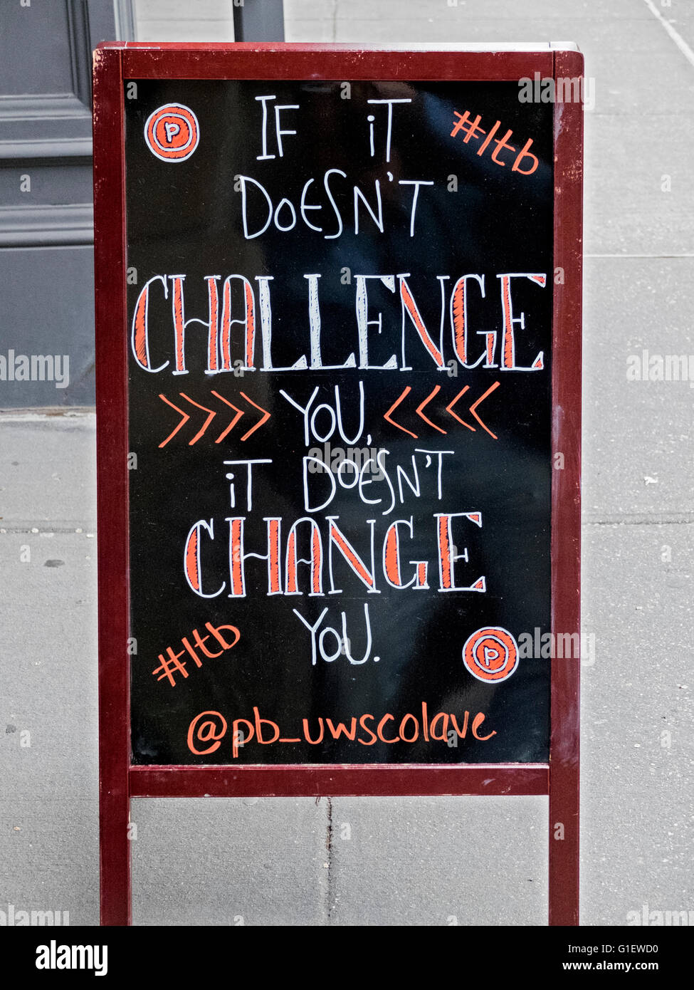 Un signe de motivation pure à l'extérieur de barre sur l'avenue de Columbus dans l'Upper West Side de Manhattan, New York. Banque D'Images