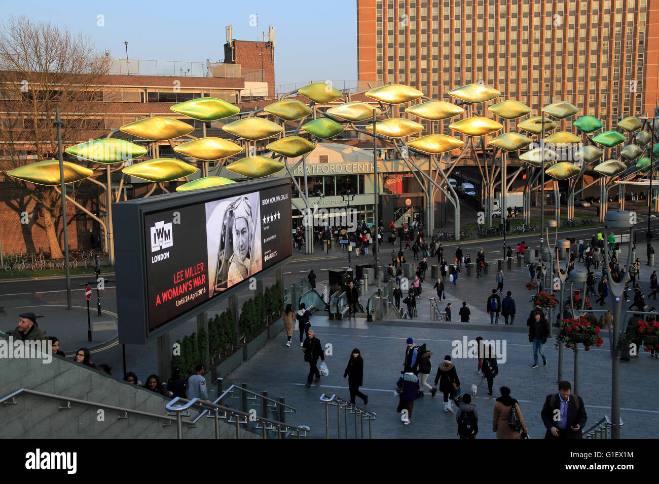 Les gens du shopping au centre de Stratford, Stratford, London, England, UK Banque D'Images