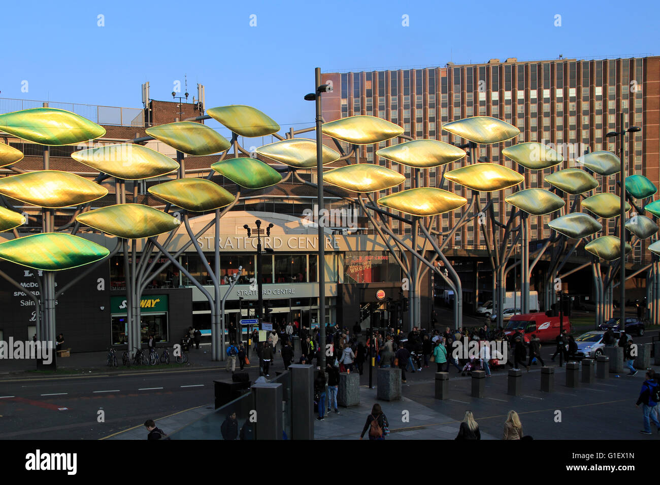 Les gens du shopping au centre de Stratford, Stratford, London, England, UK Banque D'Images