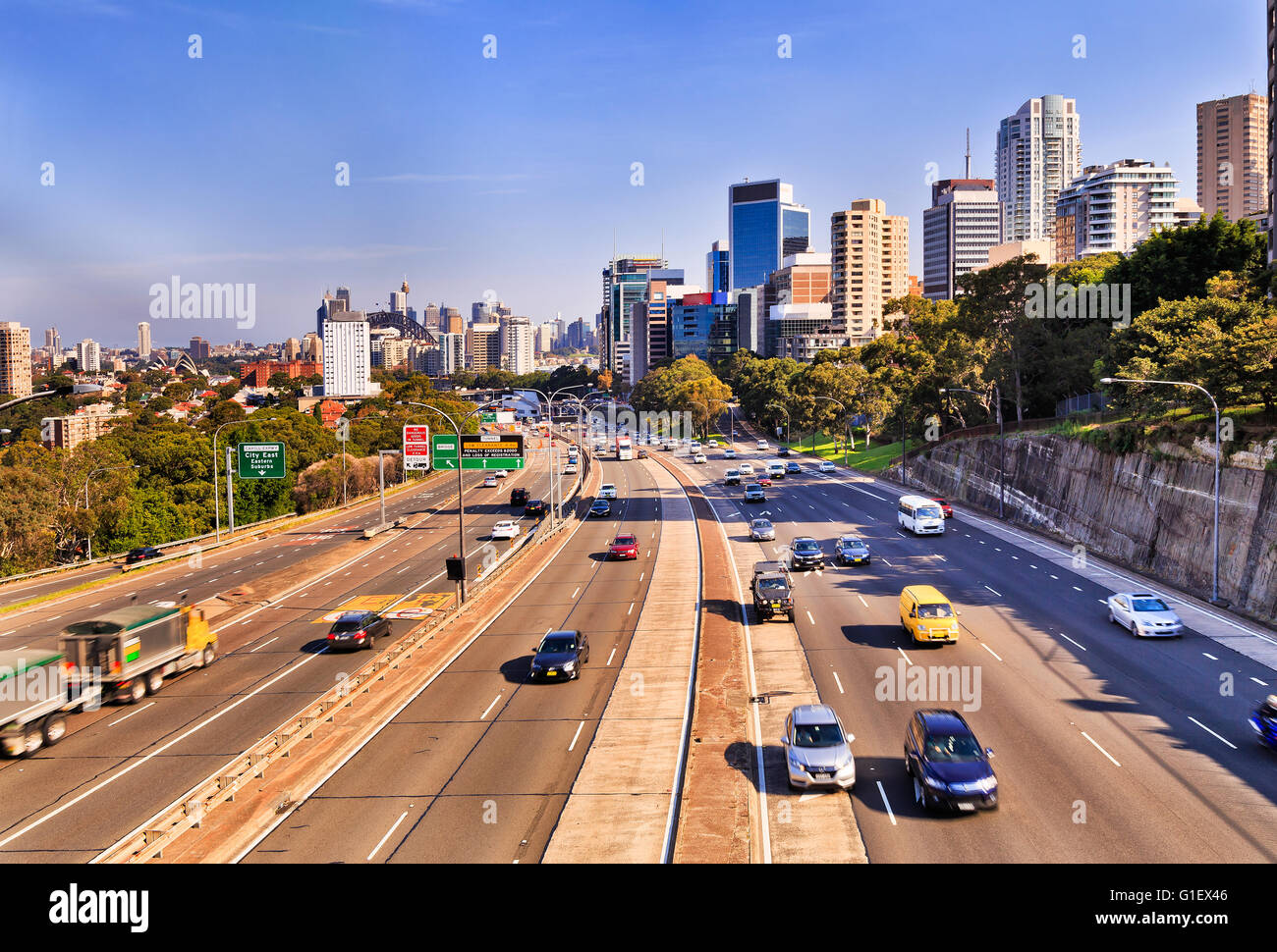 Warringah freeway voies sans fin en passant par North Sydney CBD de Sydney, le pont et les gratte-ciel modernes. Dans les deux voitures floues Banque D'Images