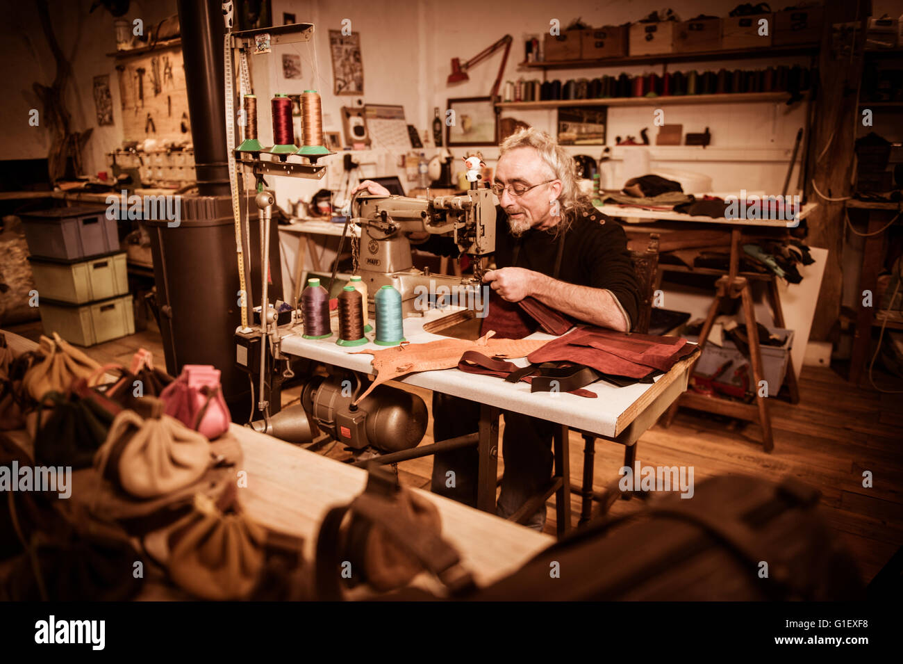 Maroquinerie artisan au travail dans son atelier, France Banque D'Images