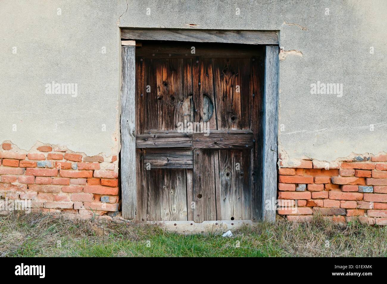 Vieille maison abandonnée avec porte en bois Banque D'Images