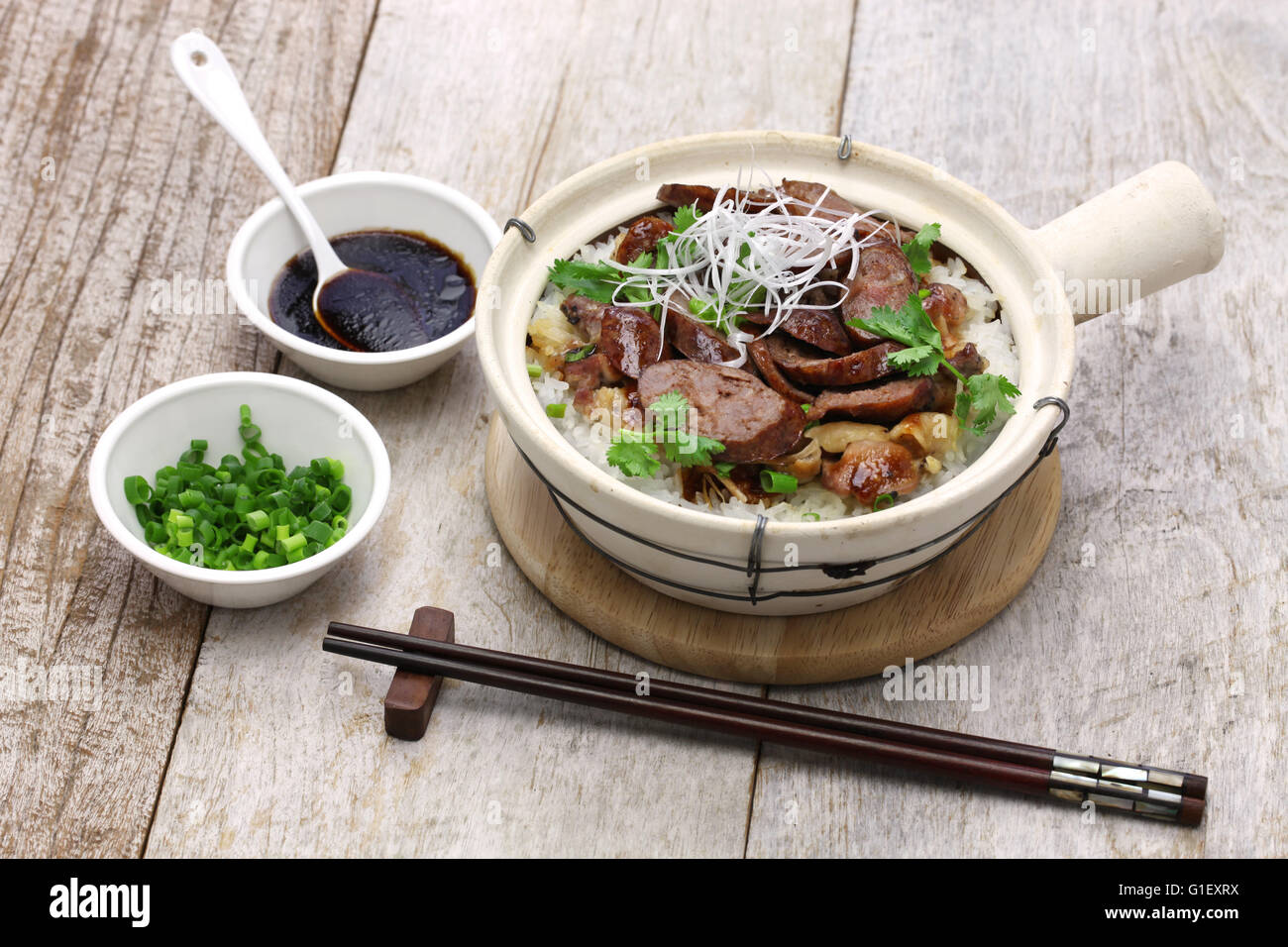 Saucisses chinoises et le poulet avec riz en pot en argile, des plats cantonais Banque D'Images
