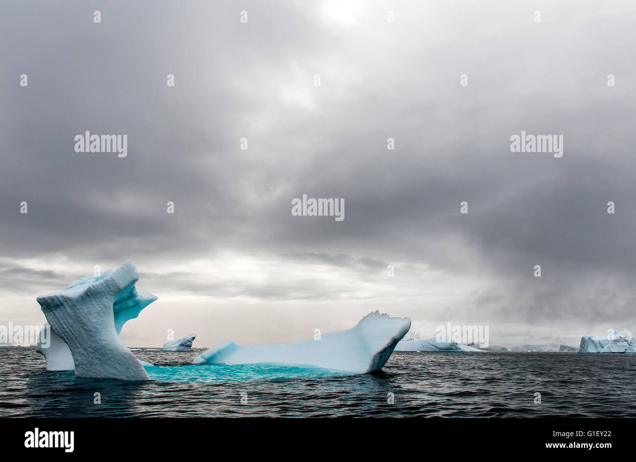 La glace bleue flottant et moody sky Cierva Cove Péninsule Antarctique Antarctique Banque D'Images