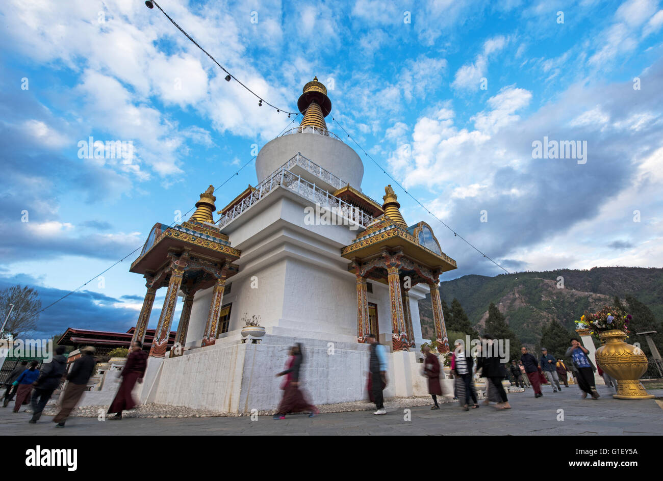 Les dévots marche autour de Jigme Dorji Wangchuck du Bhoutan Thimphu memorial Banque D'Images
