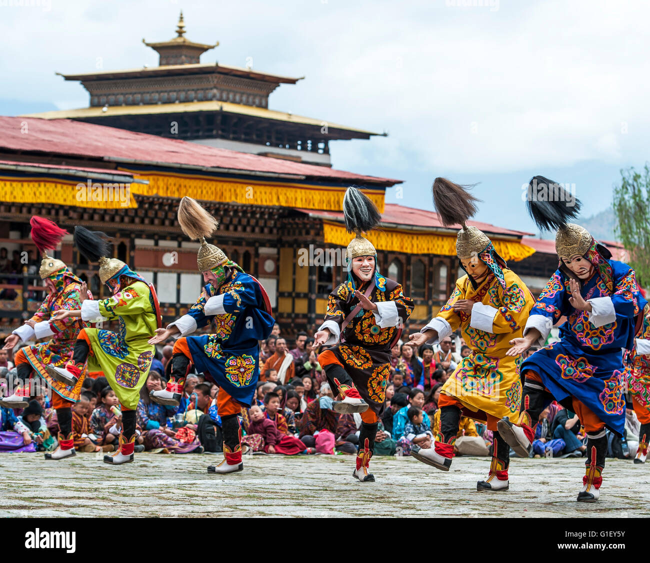 Dancers performing à Paro Bhoutan festival religieux Banque D'Images