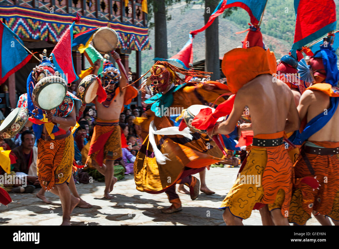 Danse des divinités terrifiantes (Tungam) au festival religieux Paro Bhoutan Banque D'Images