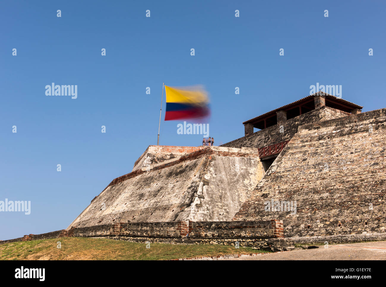 Castillo San Felipe de Barajas et drapeau colombien Cartagena de Indias (Colombie, Amérique du Sud Banque D'Images