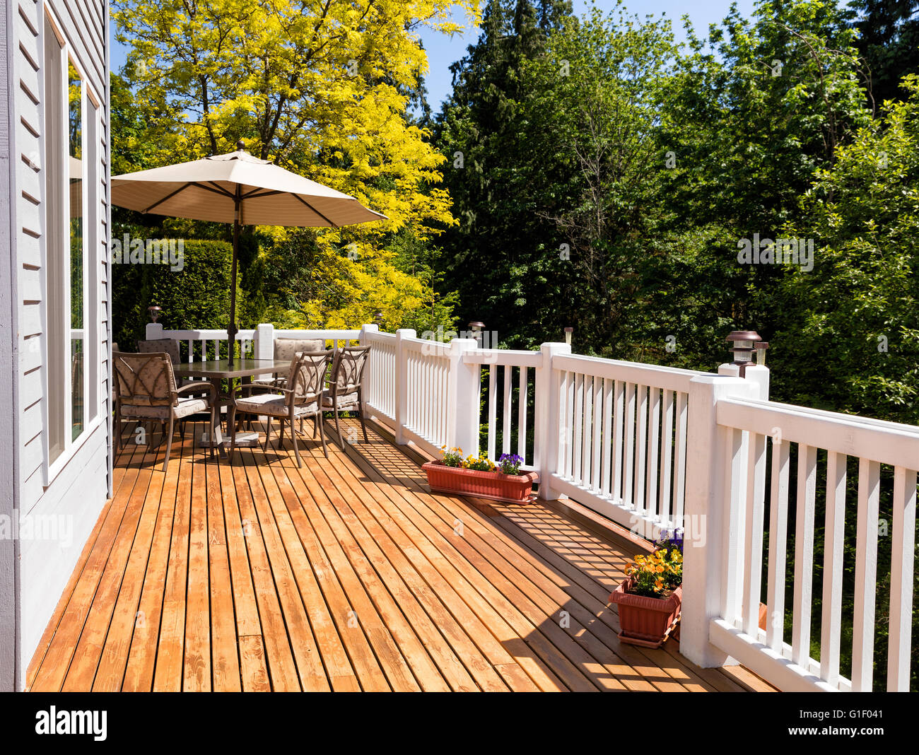 Accueil piscine en bois de cèdre avec mobilier et parasol ouvert par beau. Disposition horizontale. Banque D'Images