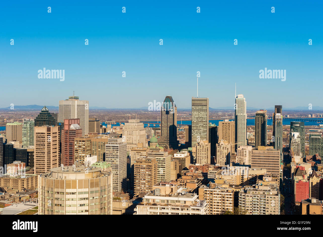 Toits de la ville au coucher du soleil Banque de photographies et d