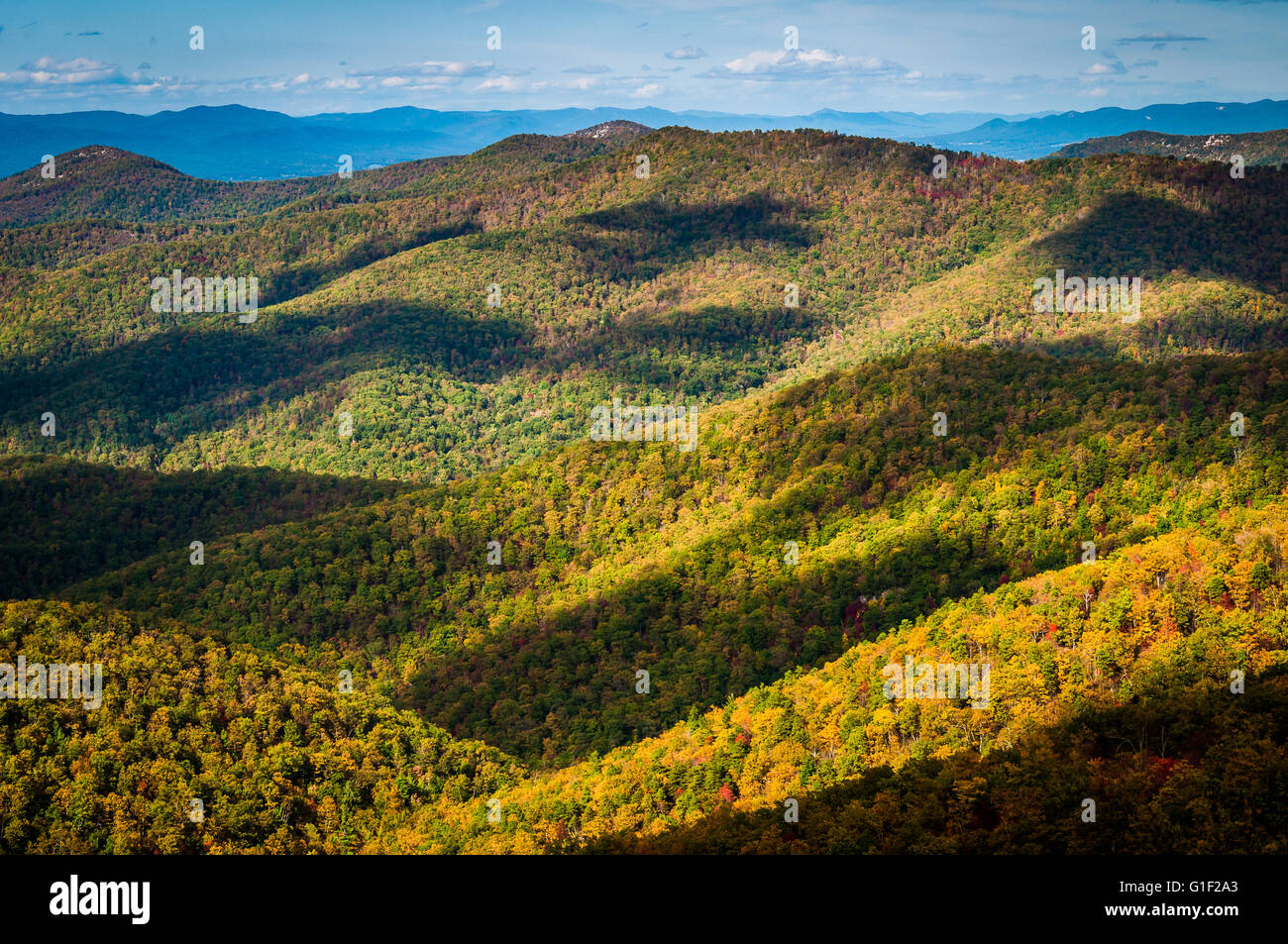 Des ombres de nuages sur le Blue Ridge, vu du sommet de Blackrock, le long de l'Appalachian Trail dans le Parc National Shenandoah, en Virginie. Banque D'Images