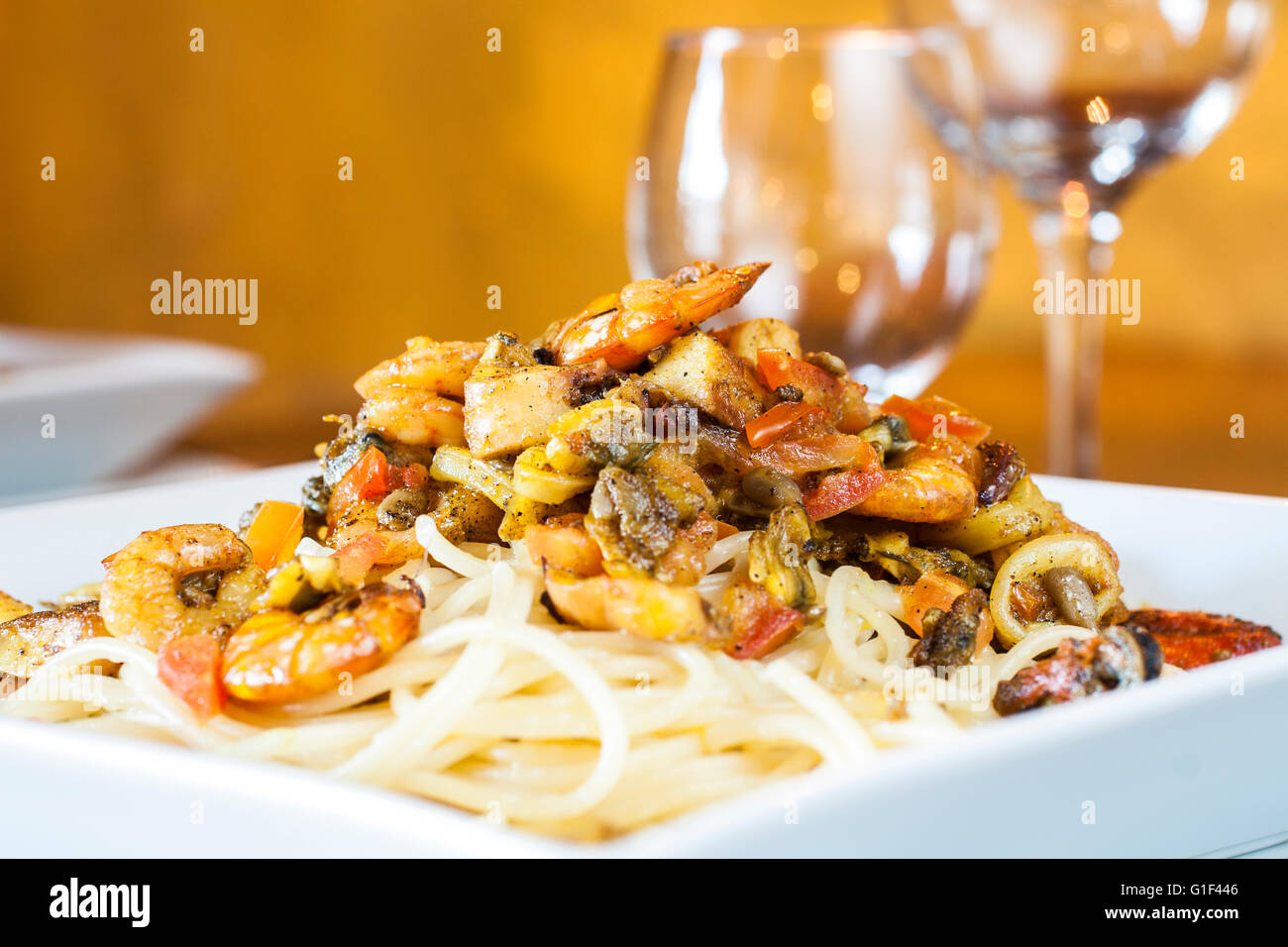 Les fruits de mer et un plat de pâtes dans un restaurant. Bombinhas, Santa Catarina, Brésil. Banque D'Images