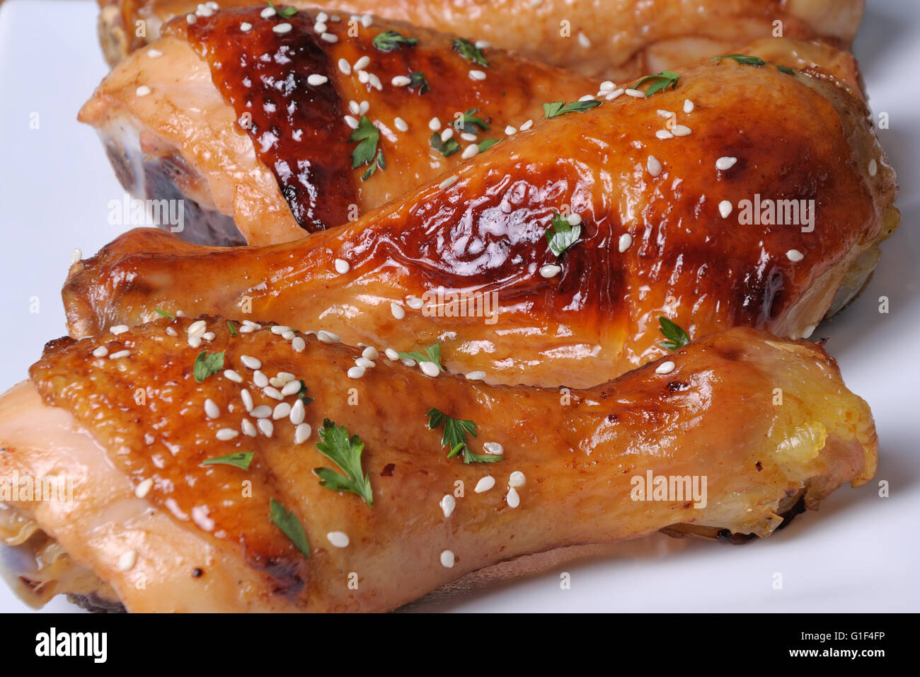 Cuisse de poulet frit avec des graines de sésame dans une assiette libre Banque D'Images