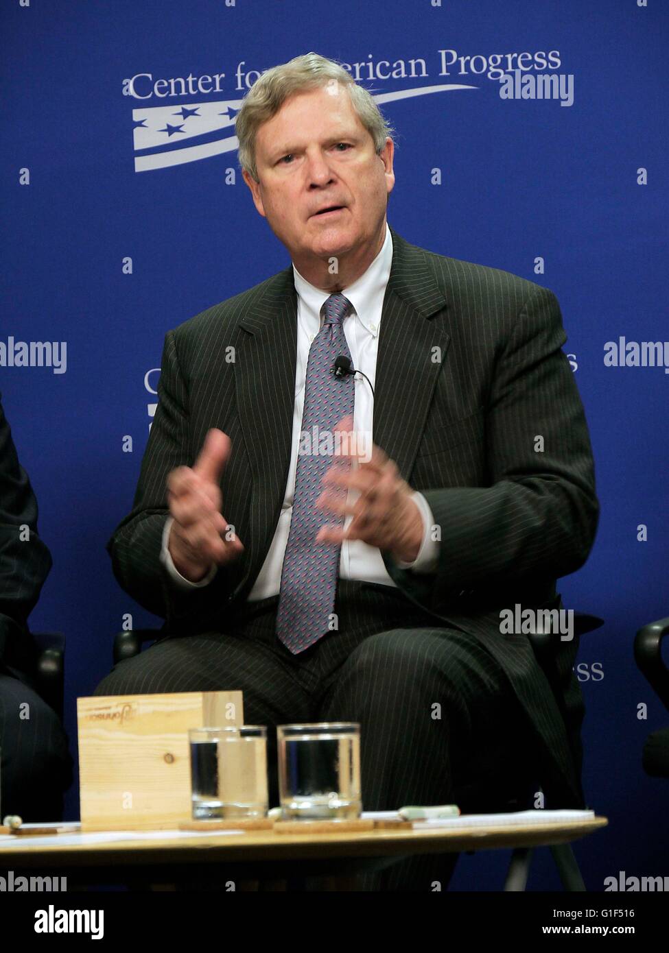 Le secrétaire américain de l'Agriculture Tom Vilsack au cours d'un débat à la suite de son annonce au nouvel investissement substantiel dans des pratiques de conservation au Centre for American Progress, 12 mai 2016 à Washington, DC. Banque D'Images