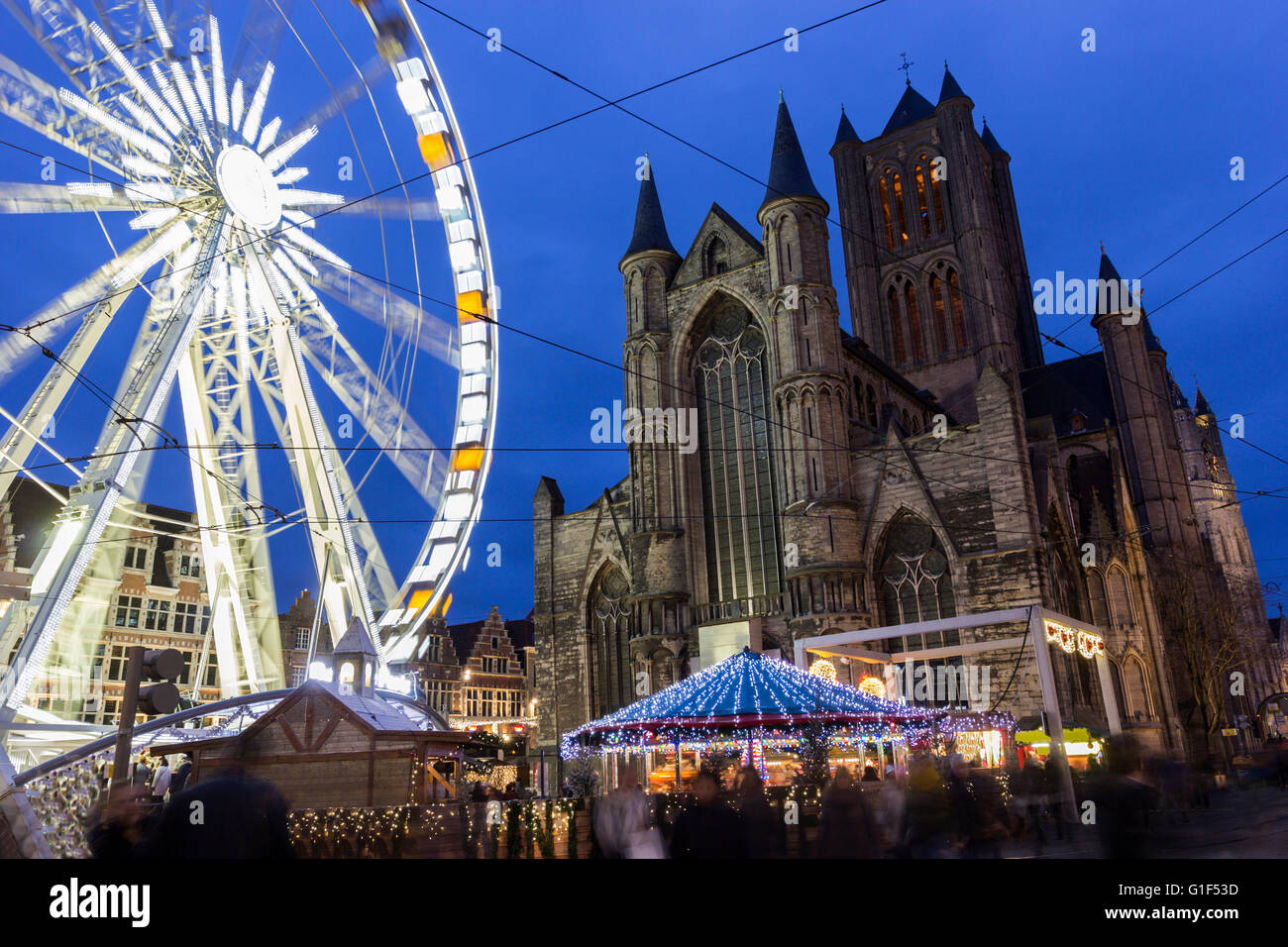 L''Église Saint-Nicolas à Gand en Belgique avec une grande roue à l'avant-plan Banque D'Images