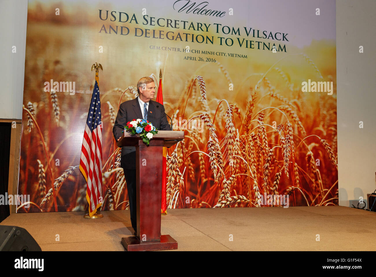 Le secrétaire américain de l'Agriculture Tom Vilsack parle lors d'une réception pour les produits agricoles américains, 26 avril 2016 à Ho Chi Minh City, Vietnam. Vilsack est au Vietnam pour discuter des détails du projet de partenariat transpacifique. Banque D'Images