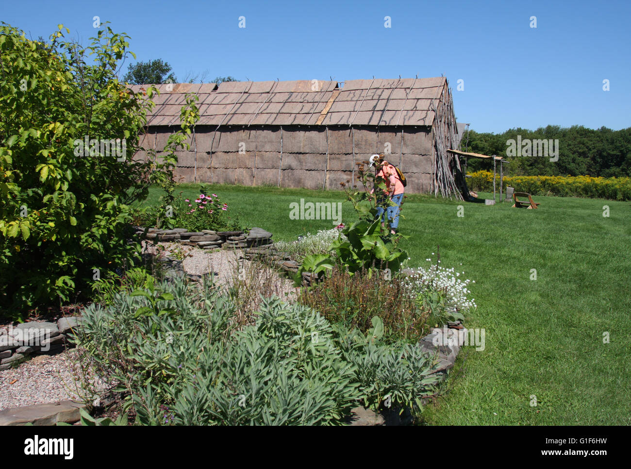 La nation seneca village de Ganondagan dans le nord de l'état de New York, USA, une reconstitution d'une 17e c. longue maison. Banque D'Images