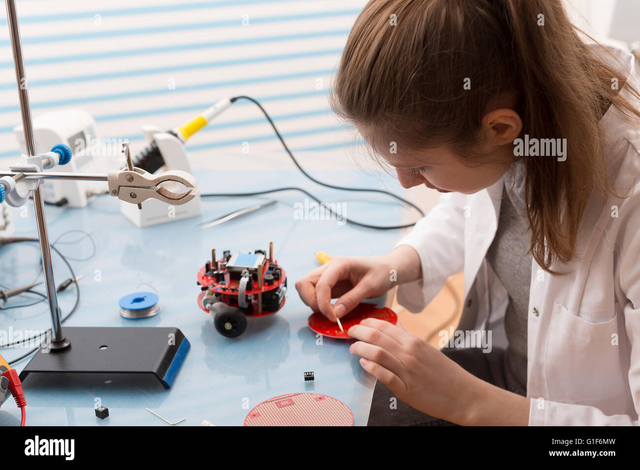 Parution du modèle. Femme technicien travaillant avec des équipements électriques pour le laboratoire. Banque D'Images