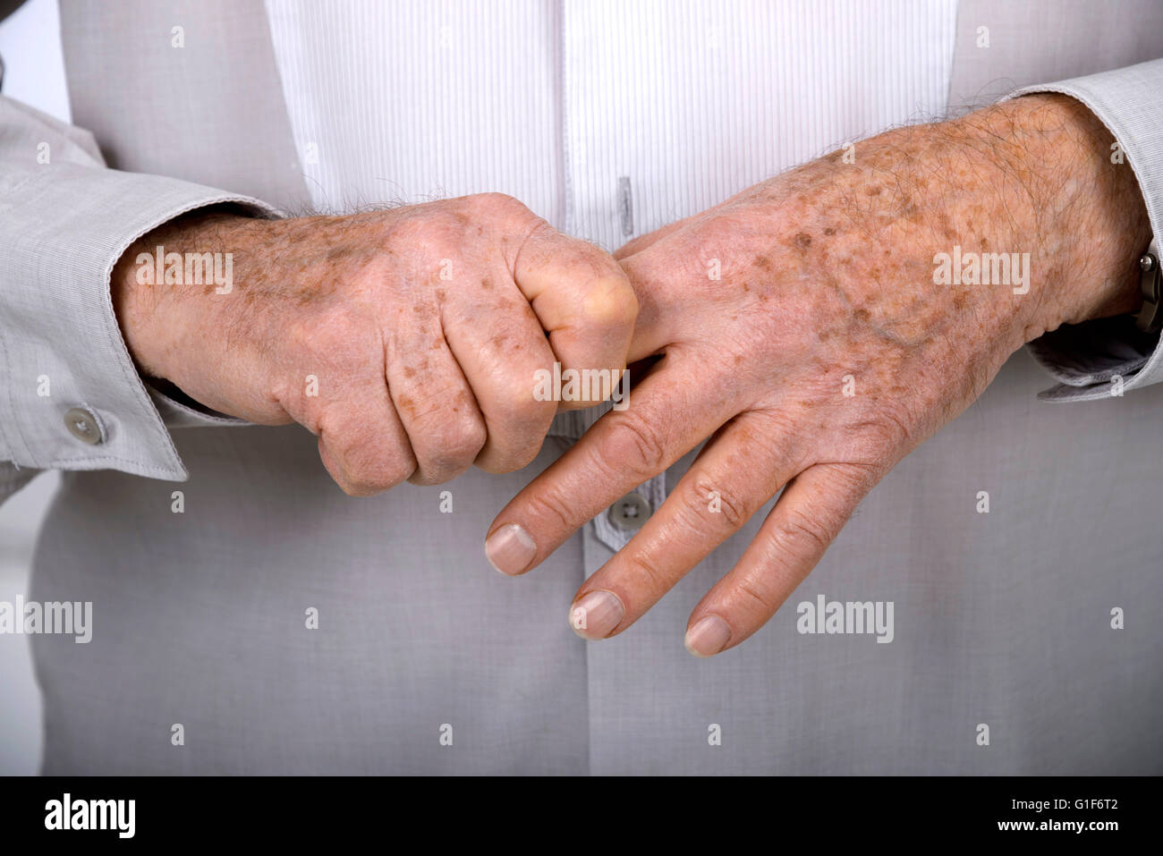 Parution du modèle. Senior man holding son doigt. Banque D'Images