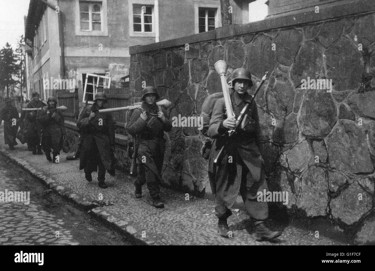 La Wehrmacht allemande soldats munis d'armes antichar Panzerfaust aller vers une réduction de la ligne de front en Allemagne 1945 Banque D'Images