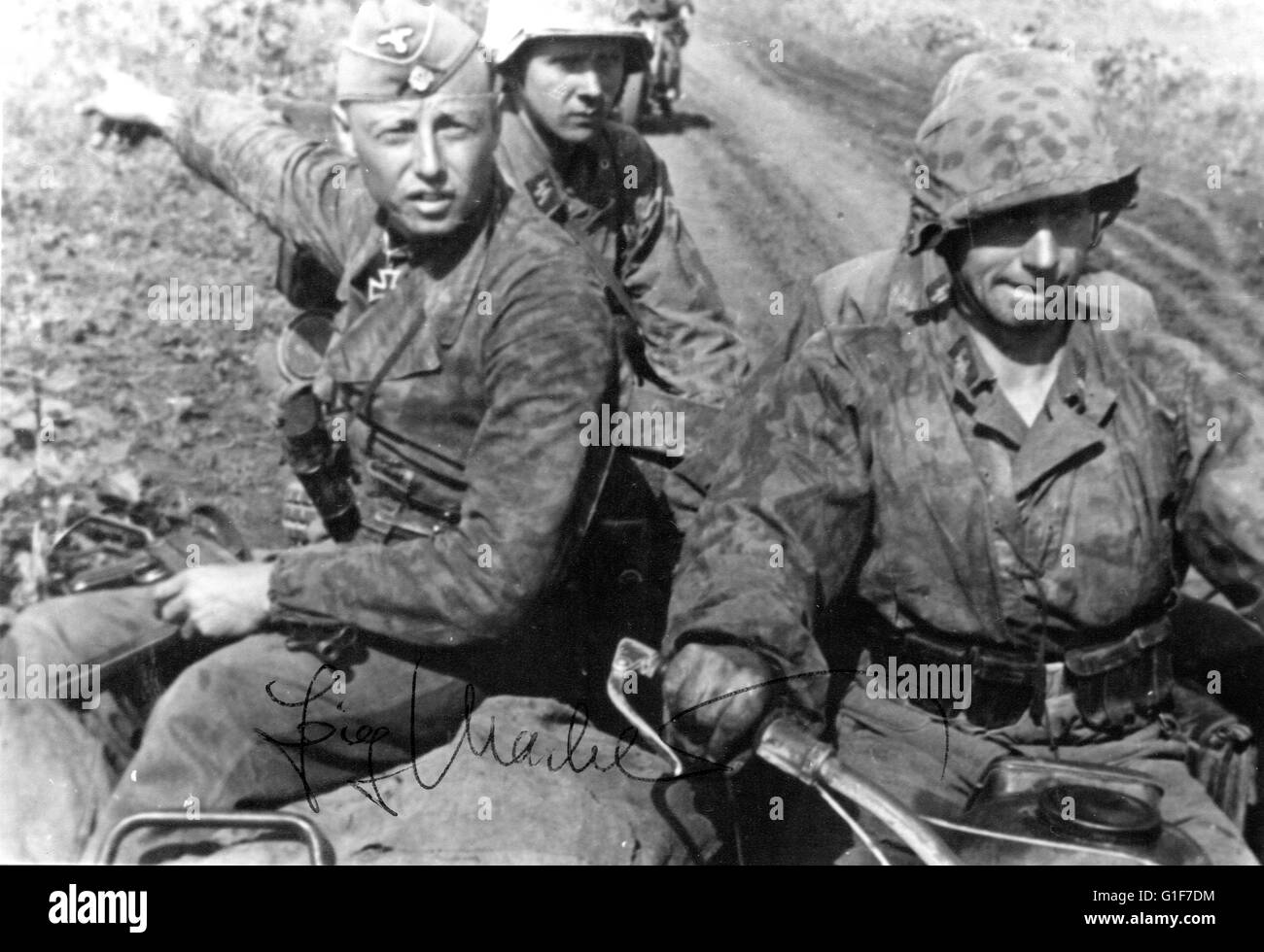 Moto Officier Waffen SS Pionniers de camouflage sur le front de l'Est 1943 Banque D'Images