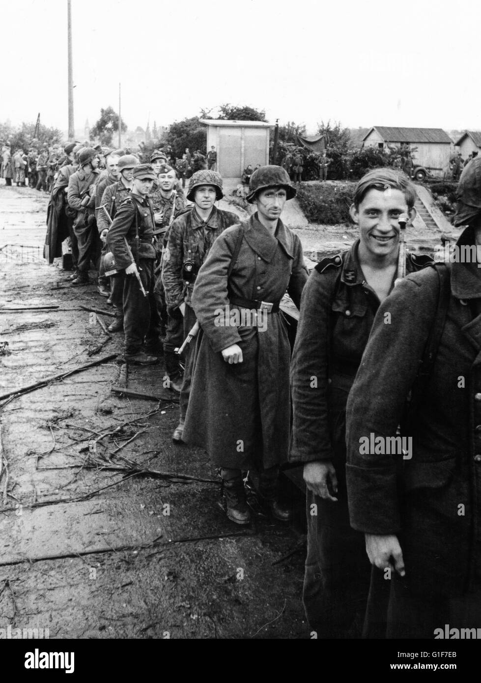 Des troupes Waffen SS à haggard retreat en France 1944 Banque D'Images