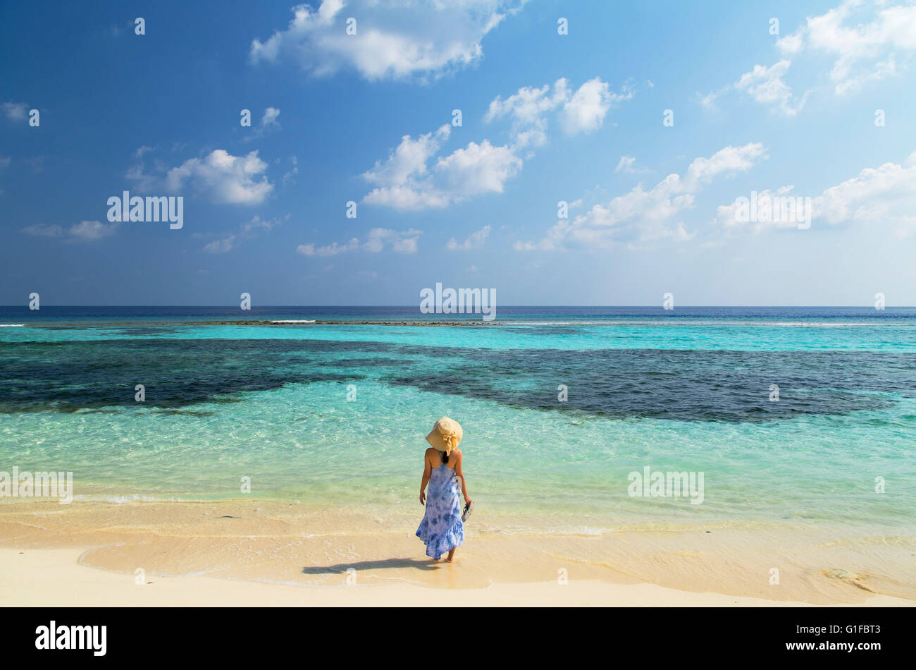 Woman on beach, l'île de Rasdhoo, Nord de Ari Atoll, Maldives Banque D'Images