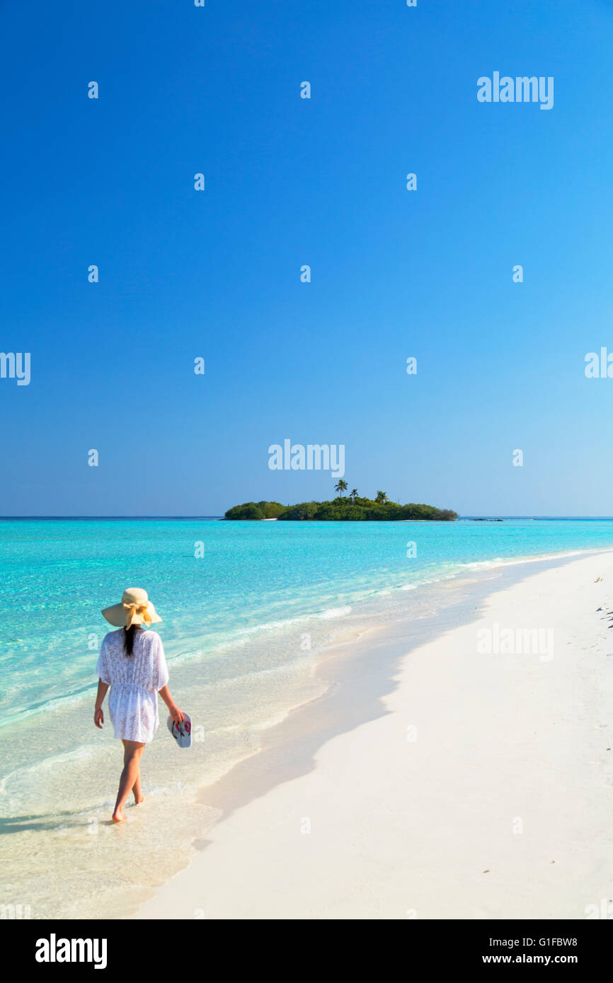 Femme sur banc de sable, l'île de Rasdhoo, Nord de Ari Atoll, Maldives Banque D'Images