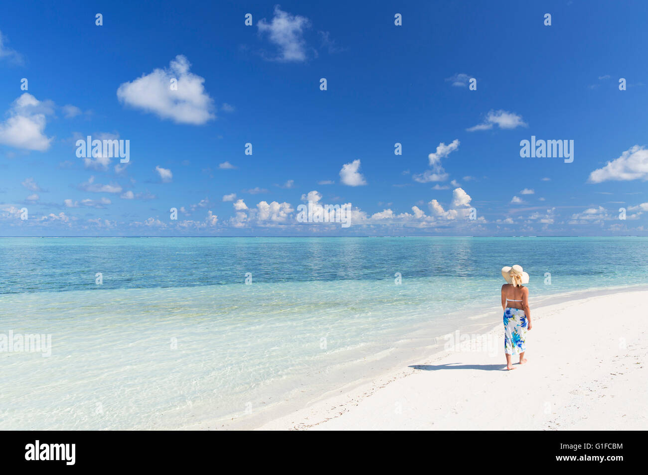 Femme sur banc island, South Male Atoll, Maldives, Atoll de Kaafu Banque D'Images