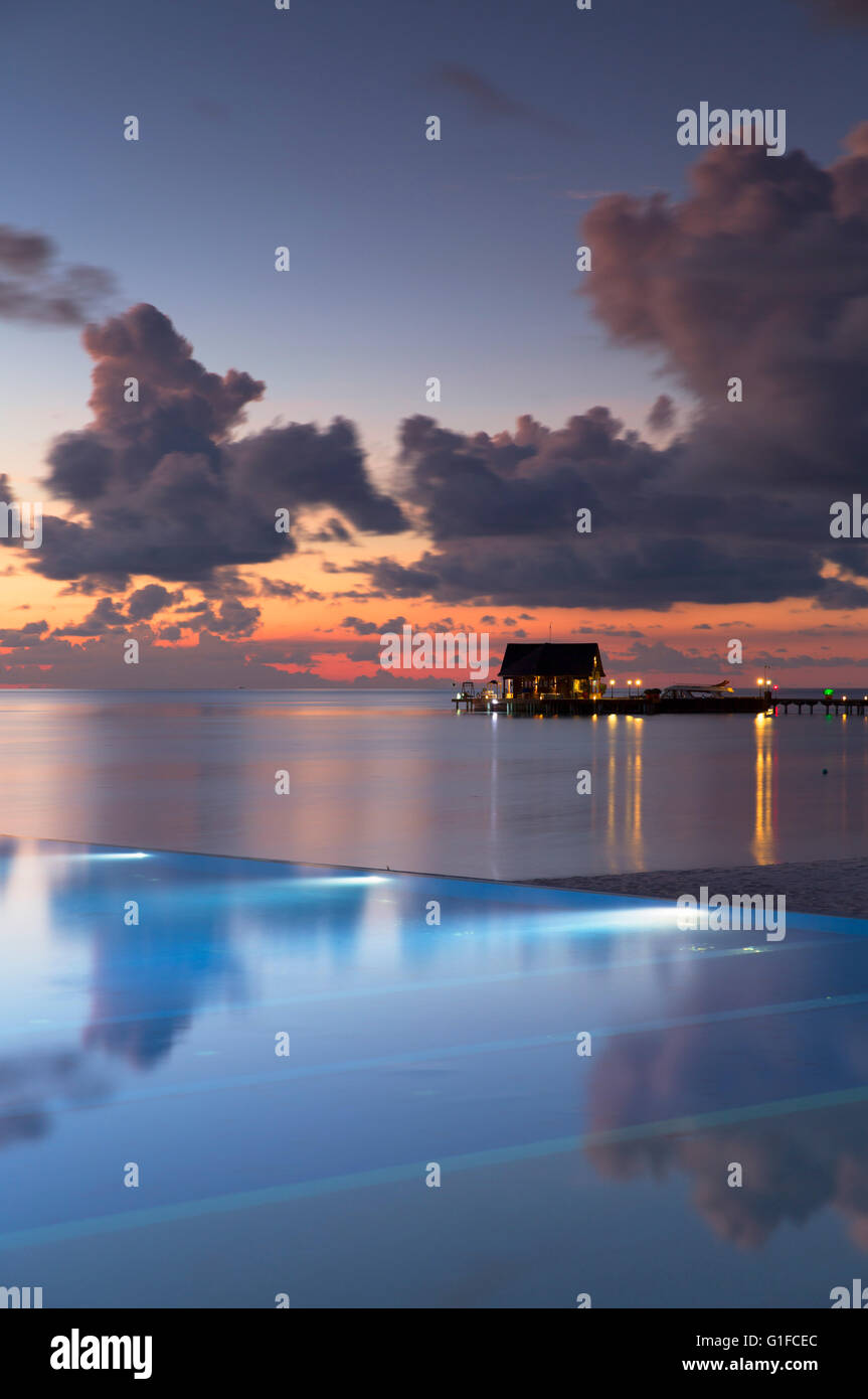 Piscine à débordement au Beach Garden and Spa Resort at sunset, South Male Atoll, Maldives, Atoll de Kaafu Banque D'Images