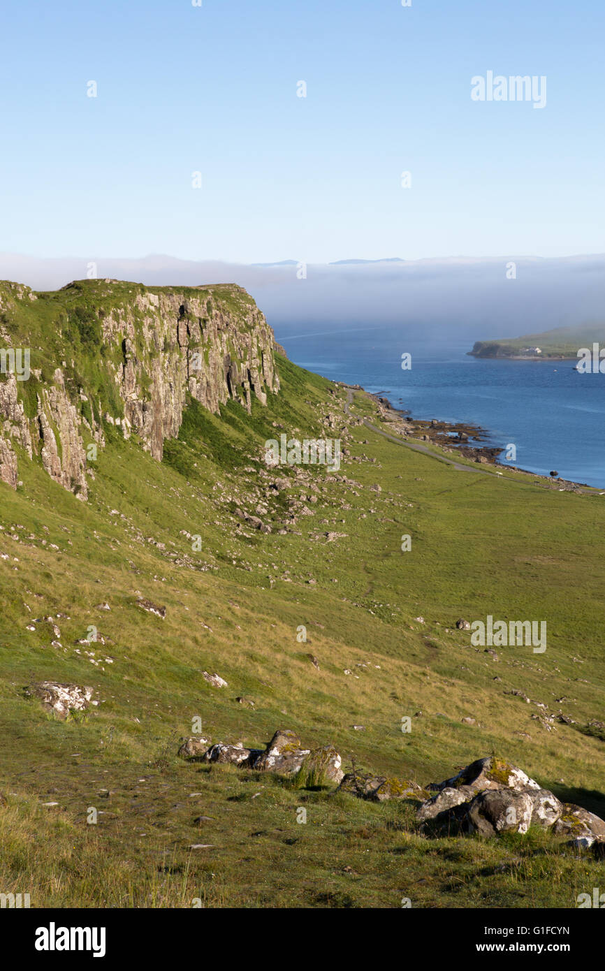 Vue côtière vers les falaises, Oban et l'île Outer Hebrides à Garrafad, île de Skye, Hébrides intérieures, Ecosse, Royaume-Uni Banque D'Images
