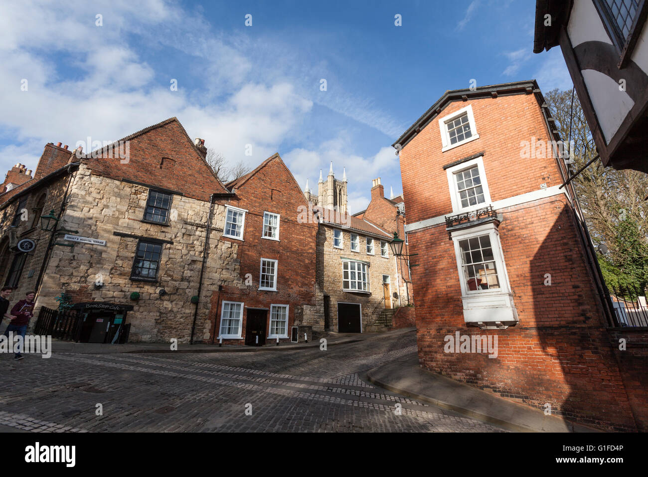 Des maisons de brique en pente raide et Christ's Hospital Terrasse, Lincoln. Banque D'Images
