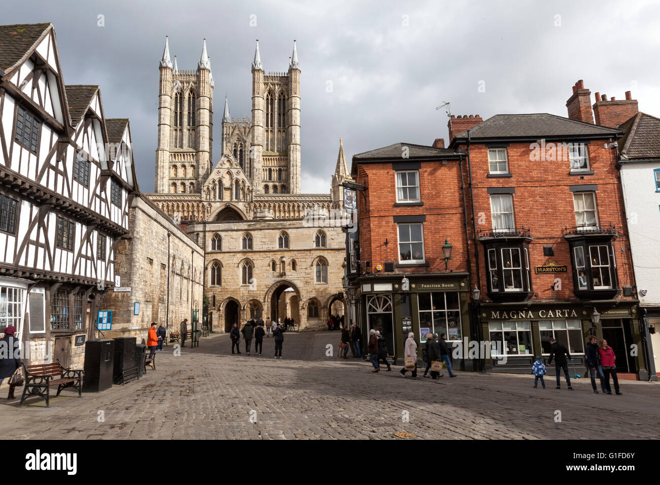 La maison Pemberton Leigh à Castle Hill avec l'ouest avant de la cathédrale de Lincoln vue à travers l'Échiquier Gate, Lincoln Banque D'Images