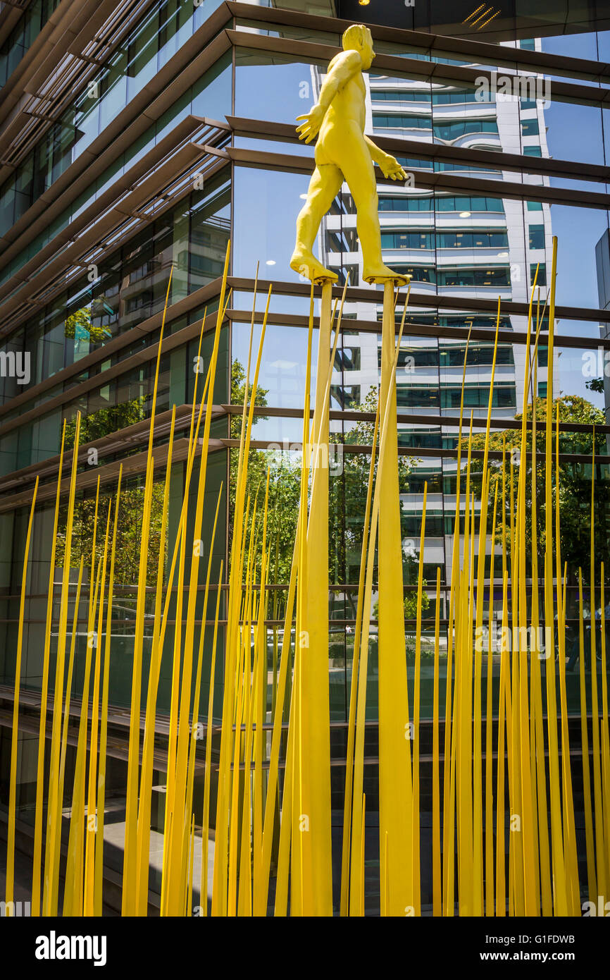 La sculpture moderne à un haut-lieu d'une tour à bureaux au centre-ville de Santiago, Chili, Amérique du Sud. Banque D'Images