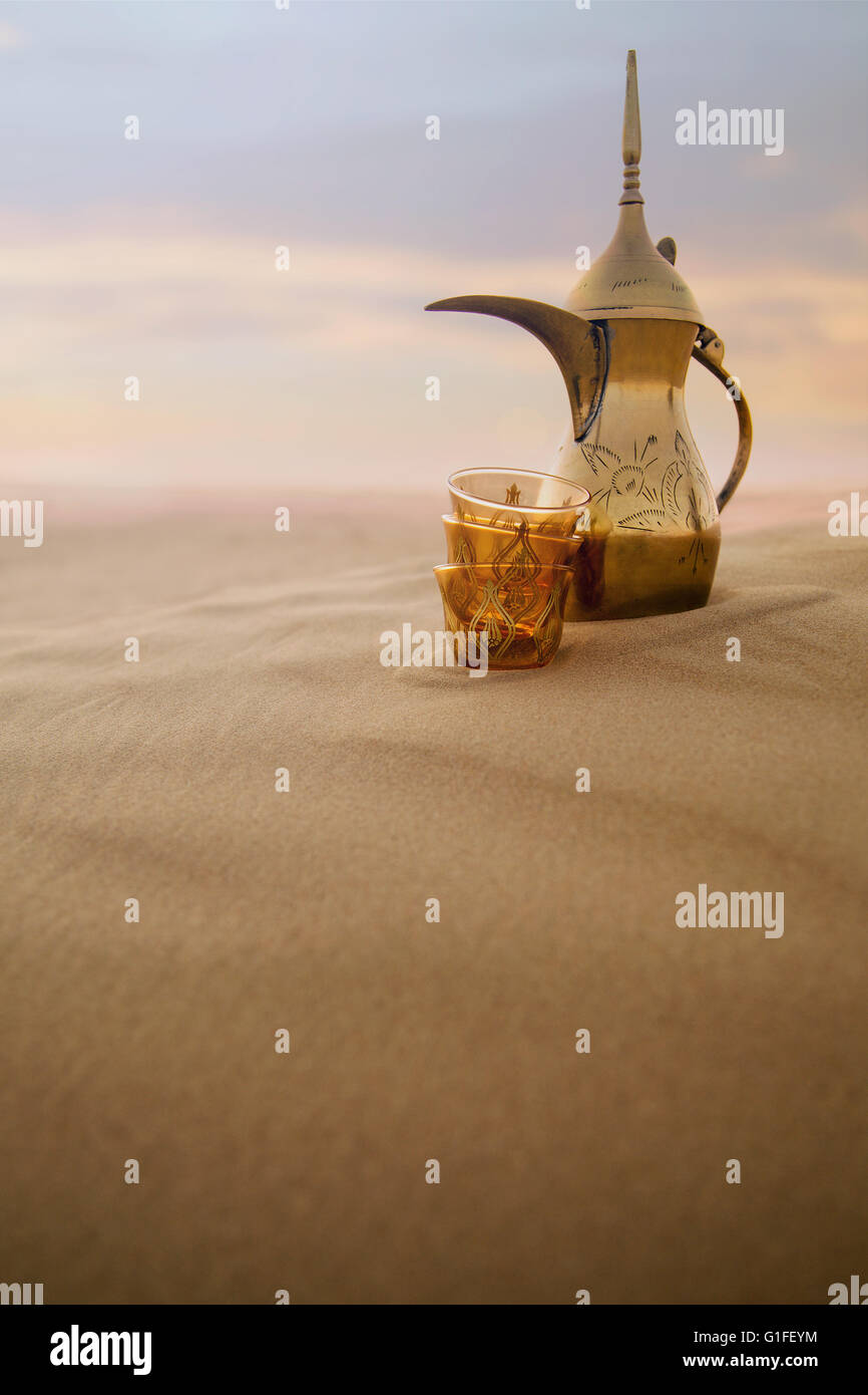 Pot de café arabe sur dunes Dessert Banque D'Images