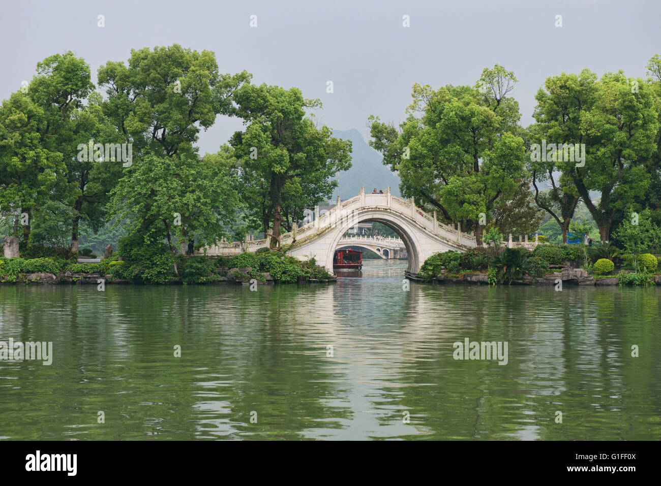 Arche de pierre brdge traditionnel sur le lac Banyan, Guilin, Chine, région autonome du Guangxi Banque D'Images