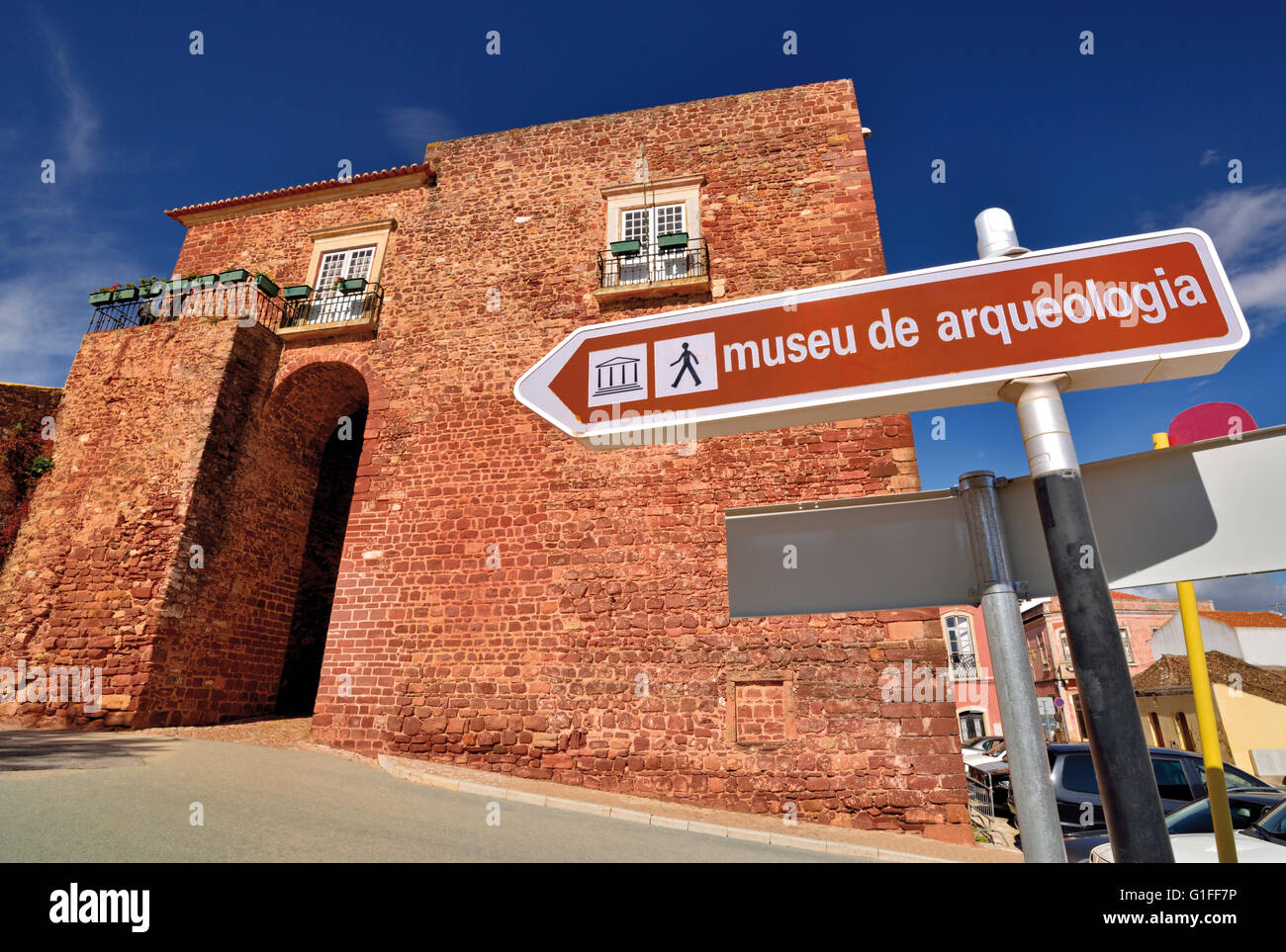 Le Portugal, l'Algarve : ville historique entrée Porta da Vila en Silves Banque D'Images