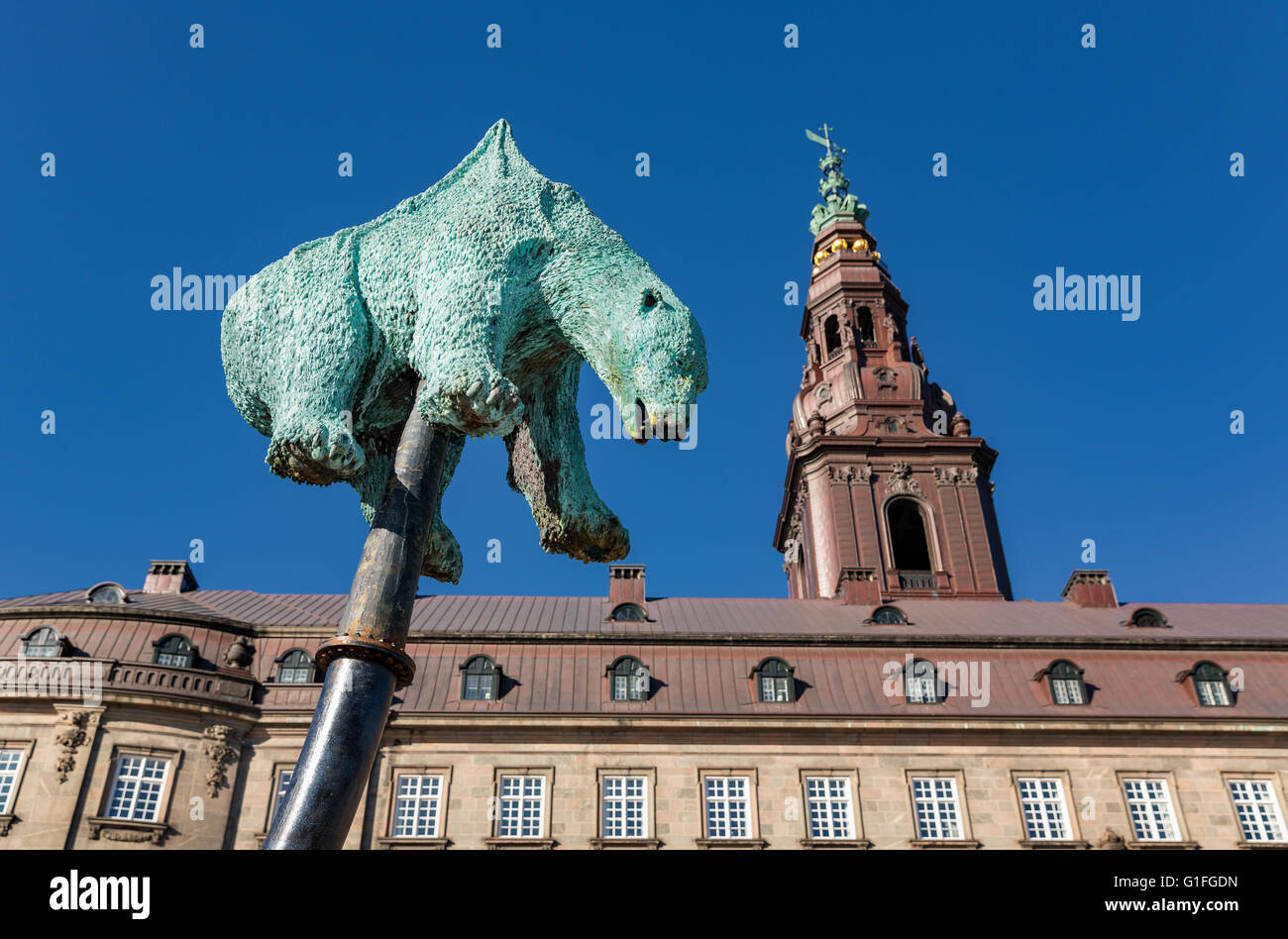 La sculpture 'insupportable' devant le Parlement danois, Slotsholmen, Copenhague, Danemark Banque D'Images