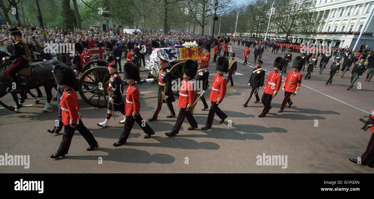 Funérailles de Sa Majesté la Reine Mère qui est mort à 101 ans du 30 mars 2002. Les funérailles ont eu lieu le 9 avril 2002. De nouvelles numérisations Banque D'Images