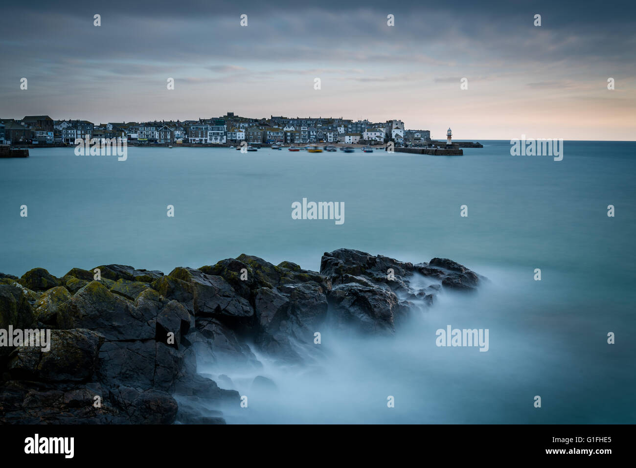 Le port de St Ives et rochers Banque D'Images