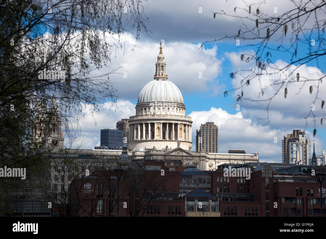 Haut de la Cathédrale St Paul comme vu de la Tate Modern southbank London, UK Banque D'Images