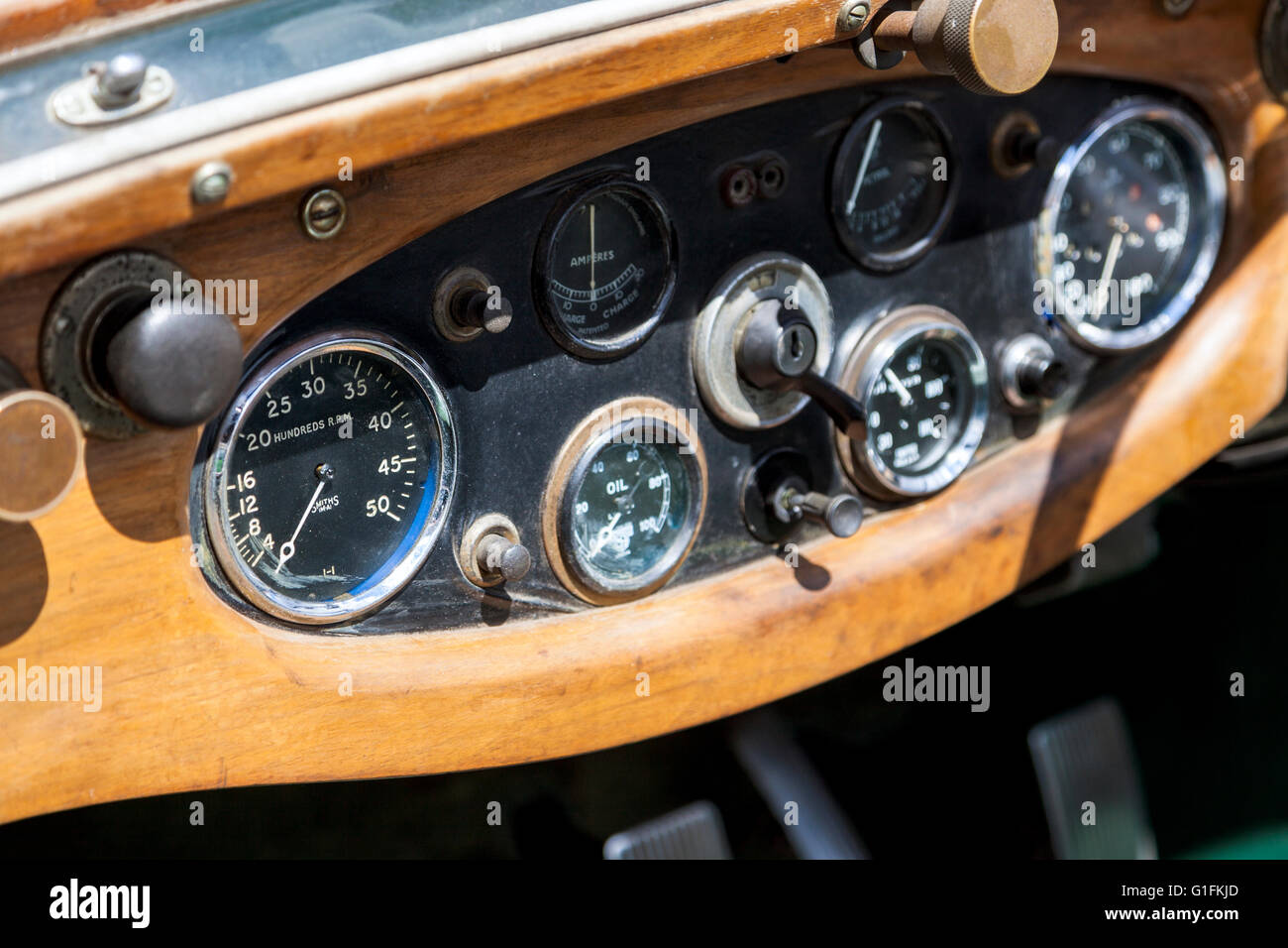 Old vintage car dashboard (Lagonda Club) Banque D'Images