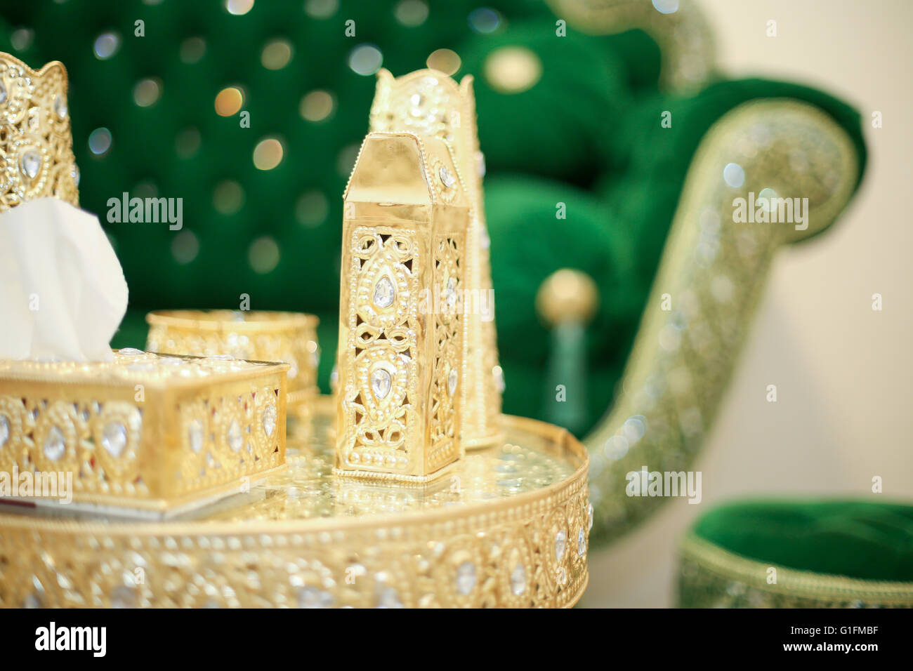 Le henné pour des meubles d'or au Maroc mariage mariée verte avec un fauteuil en arrière-plan Banque D'Images