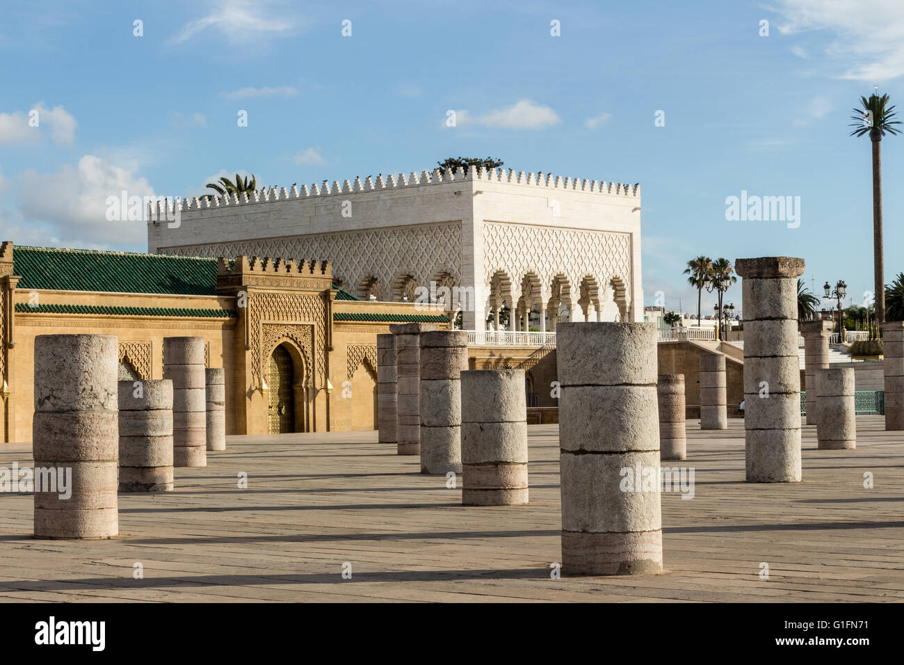 Porte d'or Tour Hassan mosquée avec Mausoleum at l'esplanade de la Tour Hassan à Rabat Maroc Banque D'Images