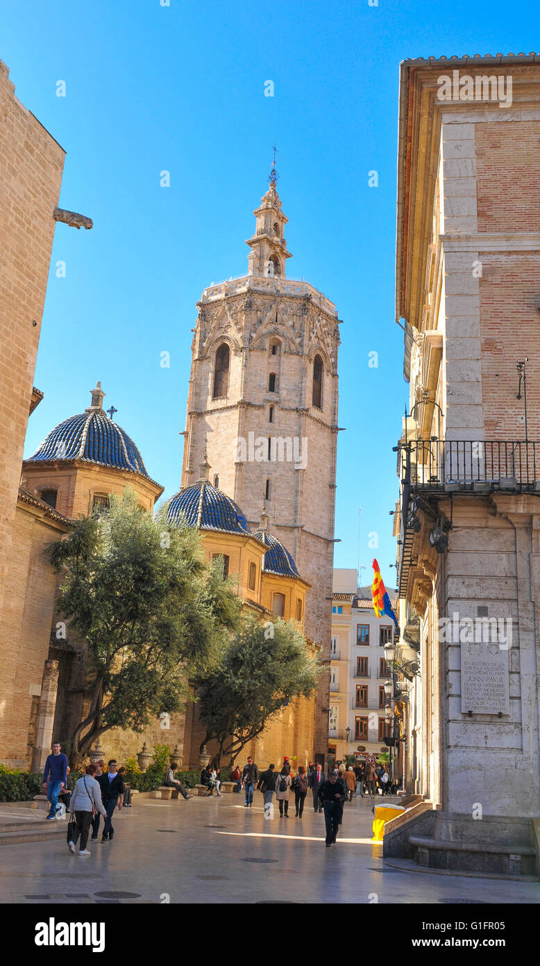 Valencia, Espagne - 30 mars 2016 : les touristes visiter Saint Mary square à Valence, la troisième ville en population de la taille de l'Espagne. Banque D'Images