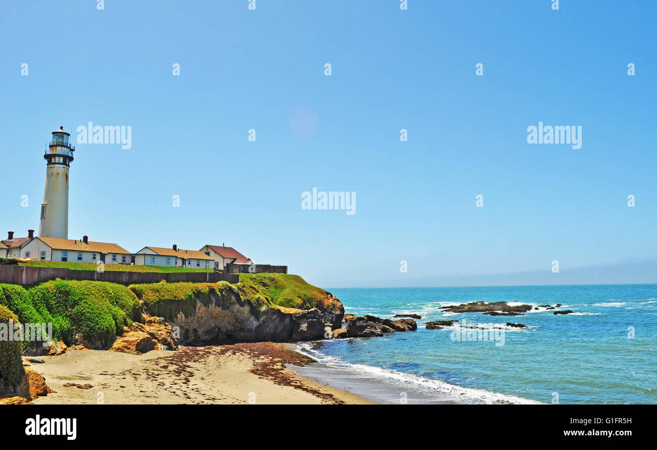 La route 1, Big Sur, Californie : la plage et Pigeon Point Light Station, construite en 1871, le plus haut phare de la côte ouest des États-Unis Banque D'Images