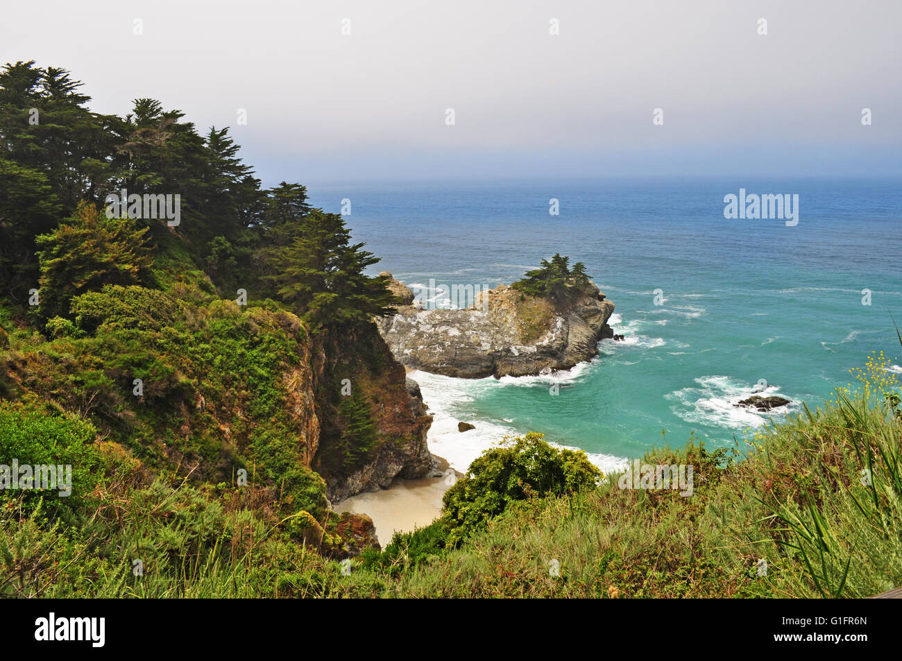 Big Sur, Californie : vue sur McWay Falls, une cascade de 80 pieds qui s'écoule directement dans l'Océan Pacifique Banque D'Images